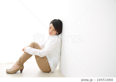 体育座りで考える人 10451060