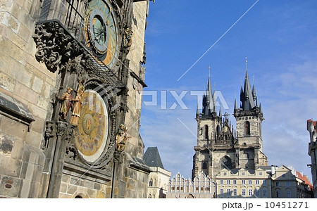 プラハ旧市庁舎の天文時計とティーン教会（チェコ共和国） 10451271