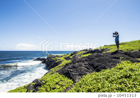 マウイ島クーロアポイントと女性カメラマン-2 マウイ島クーロアポイントと女性カメラマン-2 10451313