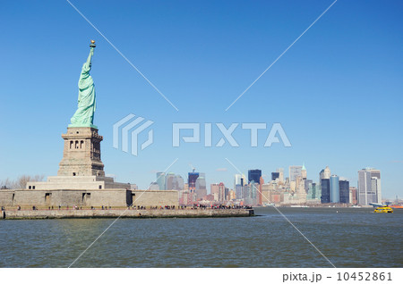 Statue of Liberty faces New York City Manhattan 10452861