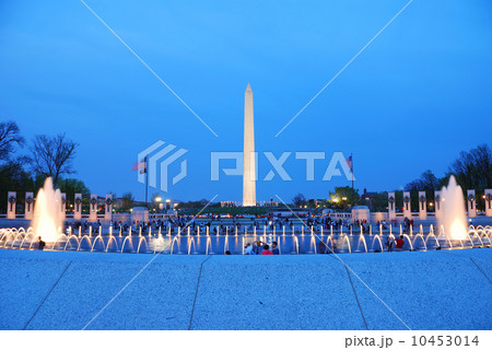 Washington monument and WWII memorial, Washington DC. 10453014