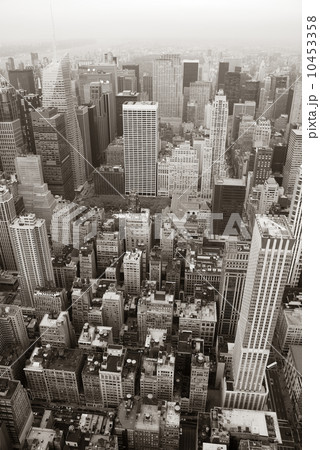 New York City Manhattan skyline aerial view black and white New York City Manhattan skyline aerial view black and white 10453358