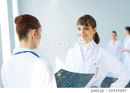 Doctor talking with a colleague 10454897