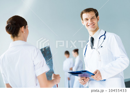 Doctor talking with a colleague 10455433