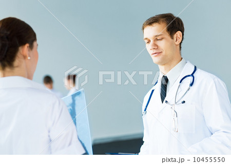 Doctor talking with a colleague 10455550