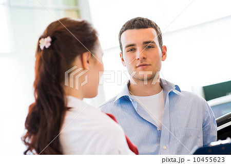 Consultant in the showroom and the buyer Consultant in the showroom and the buyer 10455623