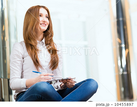 Portrait of an attractive woman Portrait of an attractive woman 10455897