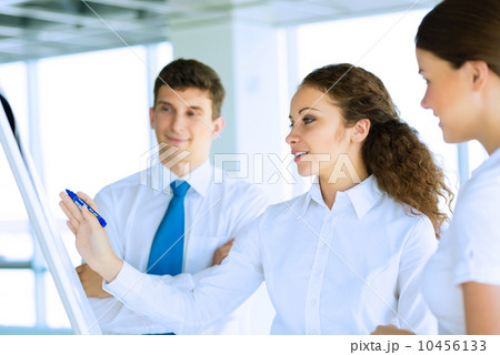 businessmen are meeting near the flipchart 10456133