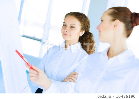 businessmen are meeting near the flipchart 10456190