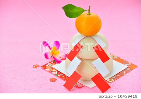 現代風アレンジスタイルの正月の鏡餅飾りです。（鏡餅は本物、橙（ダイダイ）です） 10459419