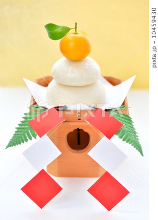 正統派スタイルの正月の鏡餅飾りです。（鏡餅は本物、橙（ダイダイ）です） 10459430