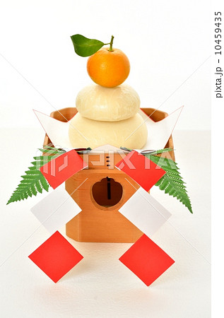 正統派スタイルの正月の鏡餅飾りです。(鏡餅は本物、橙(ダイダイ)です) 正統派スタイルの正月の鏡餅飾りです。(鏡餅は本物、橙(ダイダイ)です) 10459435