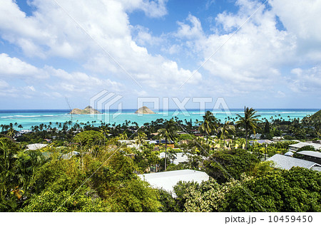 オアフ島の高台から望むラニカイビーチとモクルア島-1 10459450