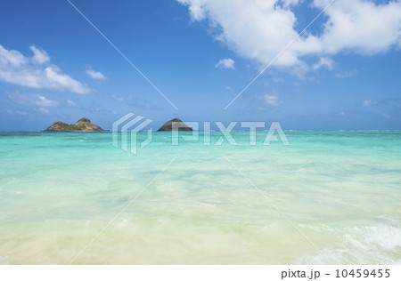 オアフ島ラニカイビーチの波打ち際からモクルアを望む-2 10459455