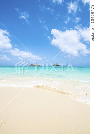 オアフ島ラニカイビーチの波打ち際からモクルア島を望む-縦位置-1 オアフ島ラニカイビーチの波打ち際からモクルア島を望む-縦位置-1 10459475