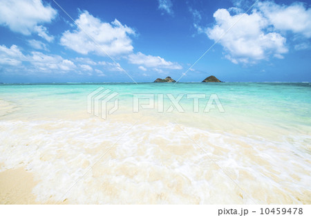 オアフ島ラニカイビーチの波打ち際からモクルア島を望む-横位置-3 オアフ島ラニカイビーチの波打ち際からモクルア島を望む-横位置-3 10459478