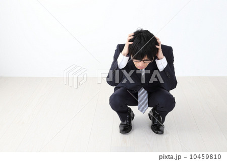 頭を抱え悩むビジネスマン 10459810