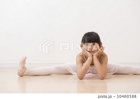 バレエの練習をする女の子 バレエの練習をする女の子 10460588
