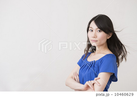 青い服を着た女性 10460629