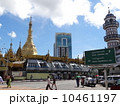 ミャンマー　ヤンゴンの街並みとスーレーパゴダ 10461197