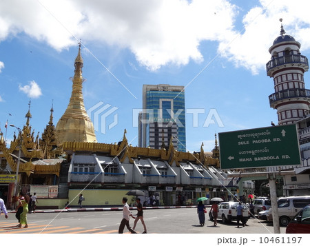 ミャンマー ヤンゴンの街並みとスーレーパゴダ ミャンマー ヤンゴンの街並みとスーレーパゴダ 10461197