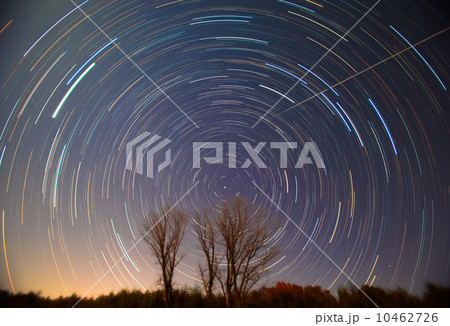 北極星と星の軌跡 北極星と星の軌跡 10462726