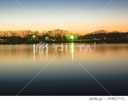 公園の池に反射する夕焼け、HDR 10462751