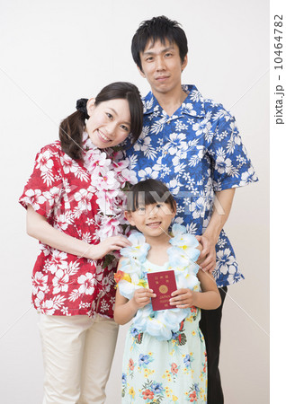 アロハシャツを着た家族 10464782