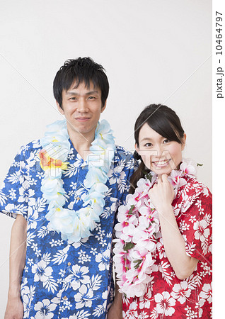 アロハシャツを着たカップルの写真素材