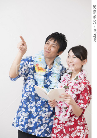 アロハシャツを着たカップルの写真素材 アロハシャツを着たカップルの写真素材