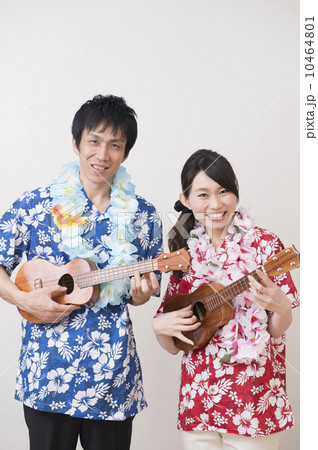アロハシャツを着たカップルの写真素材