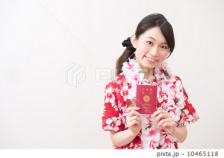 アロハシャツを着た女性 10465118