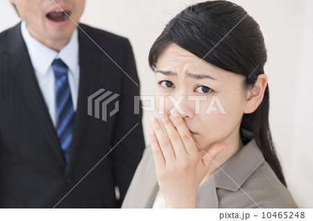 口臭にショックを受ける女性 口臭にショックを受ける女性 10465248