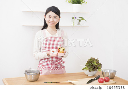 お弁当を持つ女性 10465338