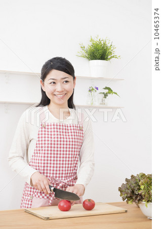 料理をする女性 料理をする女性 10465374