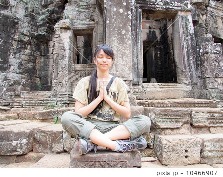 瞑想する女の子 10466907