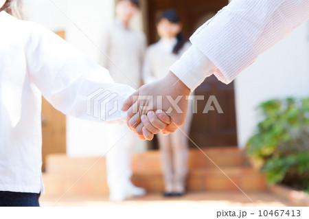 手を繋ぐ子供 10467413