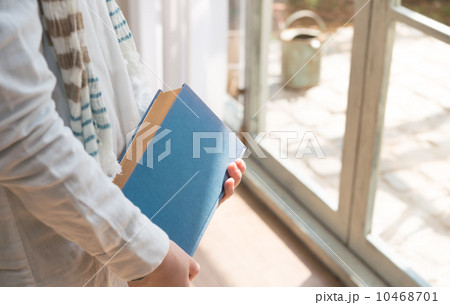 本を持つ 本を持つ 10468701