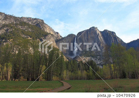 早朝のヨセミテ国立公園 10470926