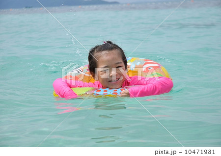 海で遊ぶ子供 10471981