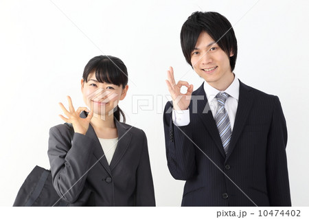 OKサインをするビジネスウーマン・ビジネスマン 10474402
