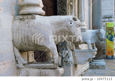 Main Entrance to the St. Nicholas Basilica. Bari. Apulia. 10475113