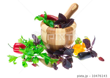 Herb leaves of parsley, bay leaves and peppercorns, pepper in mo 10476143