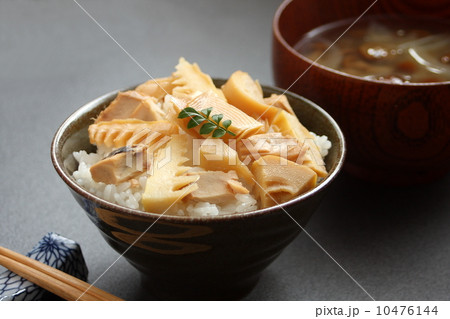 筍ご飯　味噌汁　黒背景 10476144