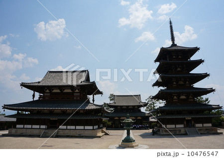 世界最古の木造建築 法隆寺　西院伽藍の国宝五重塔と国宝金堂 10476547