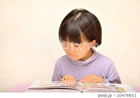 読書をする女の子 10476651