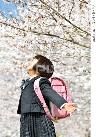 新一年生の女の子(桜) 10476747
