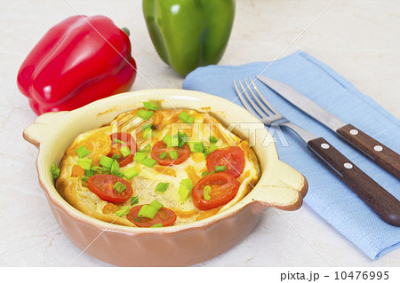 Omelet with tomatoes 10476995