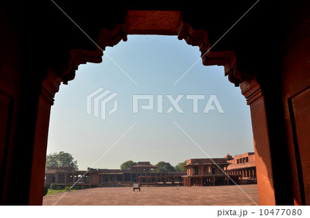 ファーテープル・スィークリーの中庭、寝殿や妃の間が並んでいる 10477080