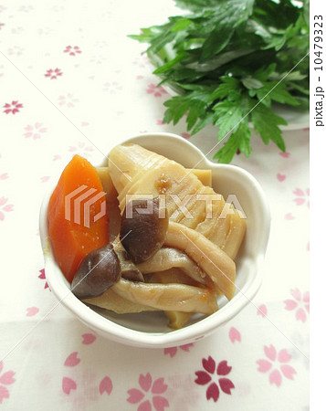 春の味覚 たけのこの煮物とよもぎ 春の味覚 たけのこの煮物とよもぎ 10479323